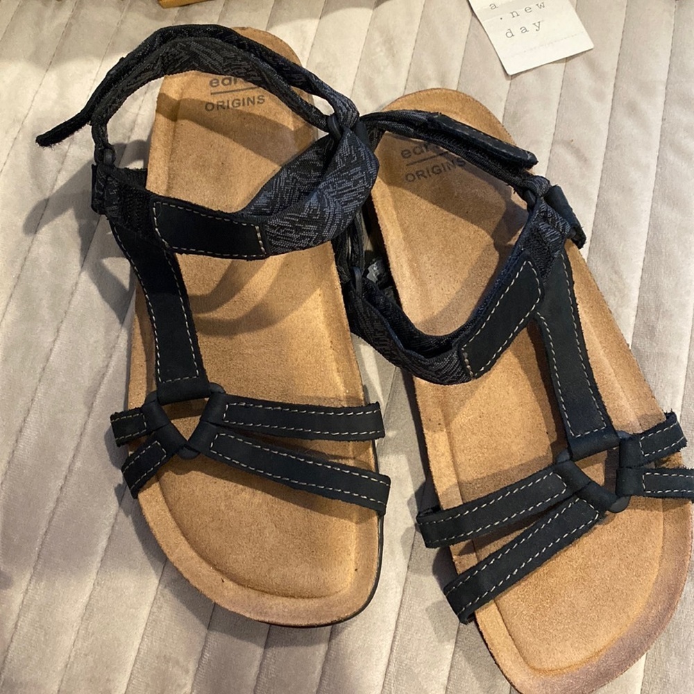 Earth Origins women’s sandal. Size 8